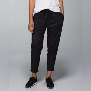 Lululemon Jet Crop Pants *Print in Savasana Camo 20cm New Black Size 12 Cuffed